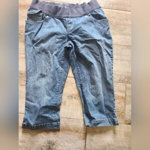 Old Navy's Low Rise Maternity Capri Large